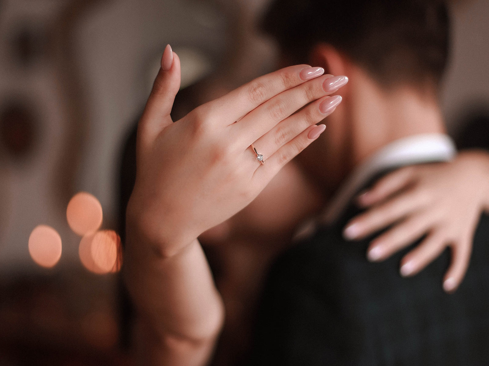 Pierścionek zaręczynowy na palcu kobiety
