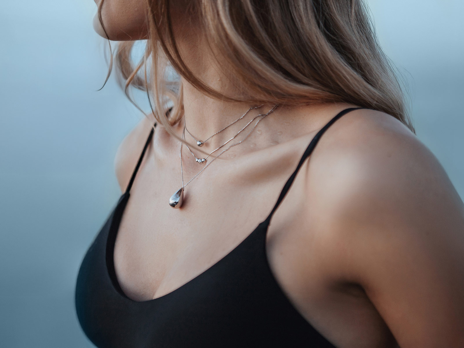 Subtelna bransoletka ze stali nierdzewnej nad basenem