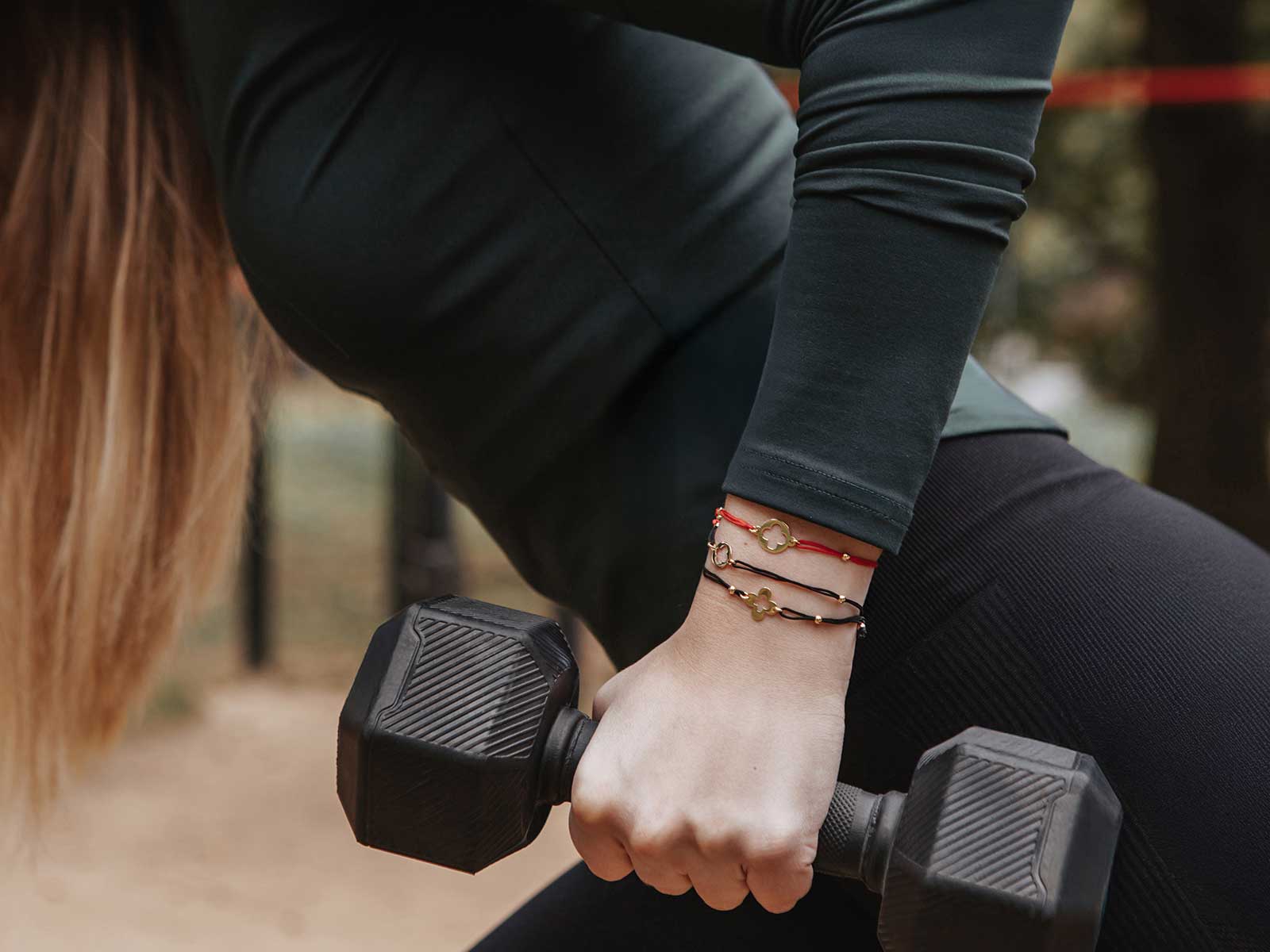 Kobieta ćwicząca na siłowni w minimalistycznej biżuterii