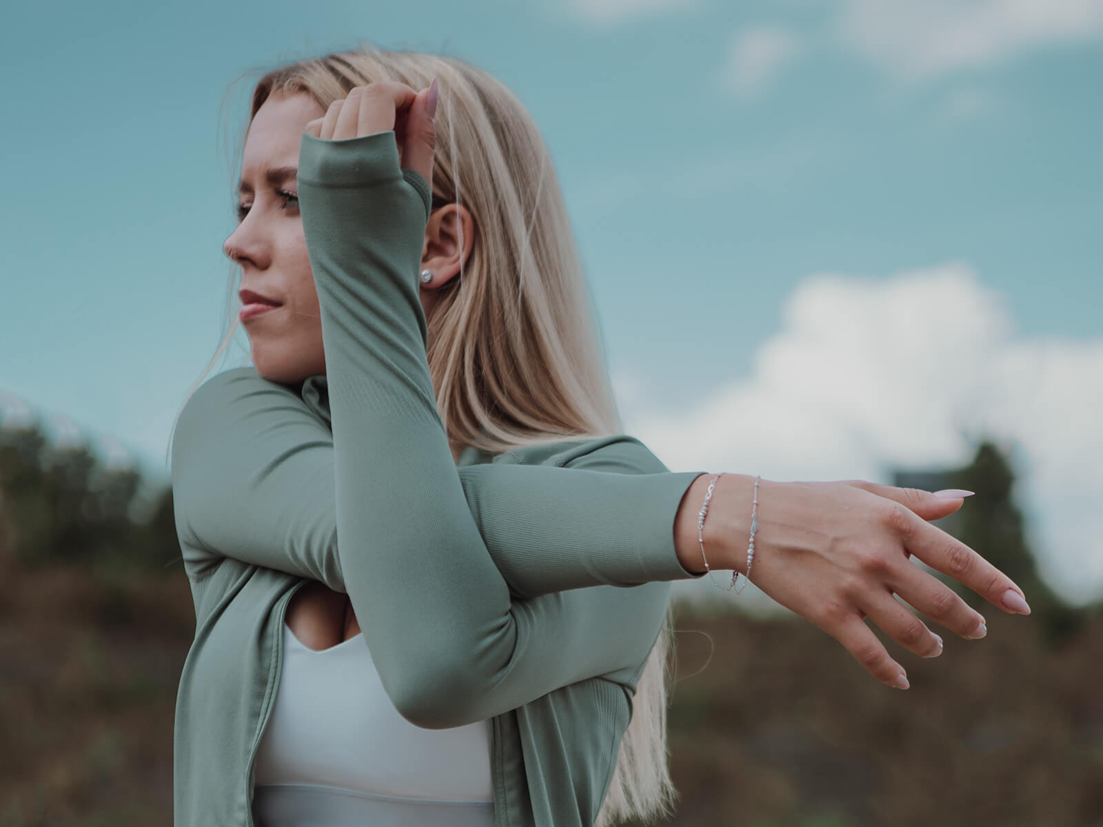 Biegaczka w sportowej stylizacji z delikatną bransoletką i kolczykami