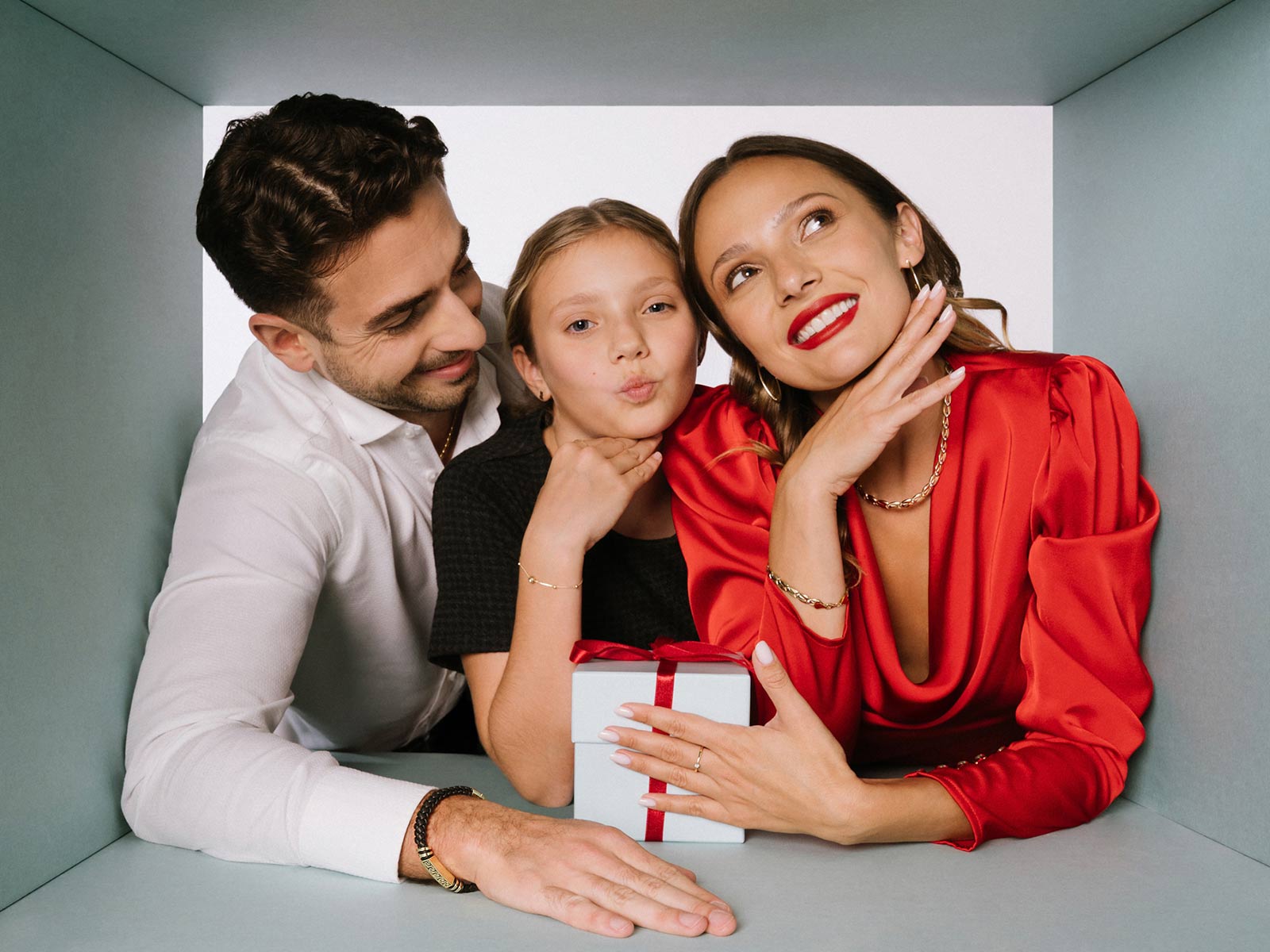 Zestawy świąteczne biżuterii złotej i srebrnej z oferty Jubiler Schubert na tle dekoracji