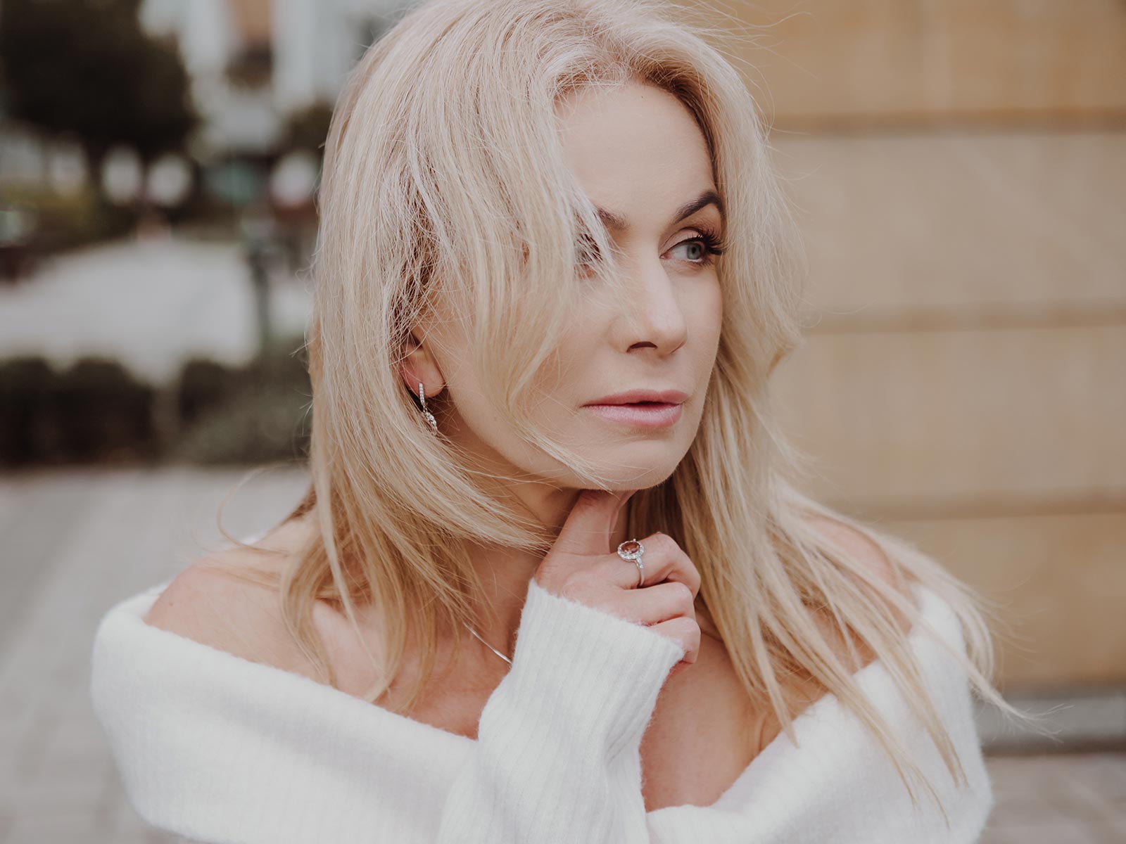 Modelka w stylizacji z dużą, modną biżuterią z kolekcji jesień-zima 2025