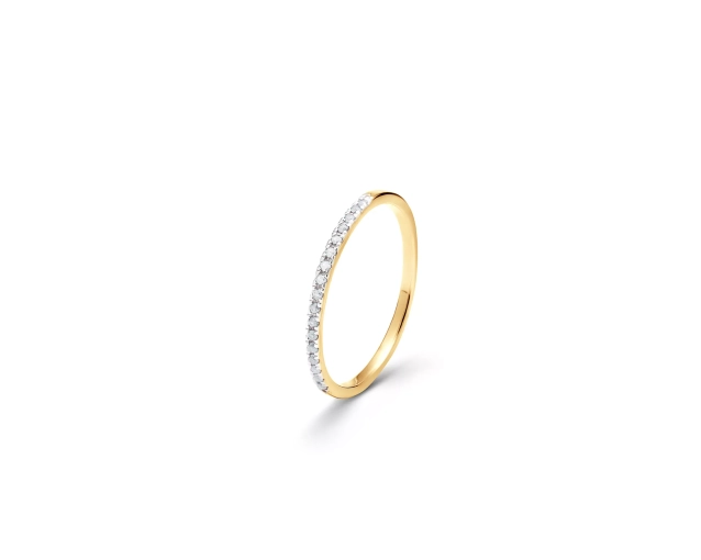 Cienki pierścionek złoty dwukolorowy z drobnymi brylantami wzdłuż obrączki