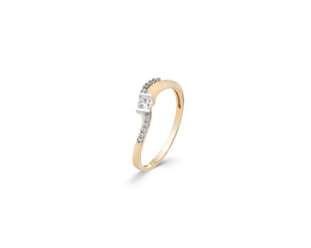 Złoty pierścionek z wysokim elementem w kształcie fali z białą cyrkonią w szynie i małymi cyrkoniami po bokach wzdłuż obrączki