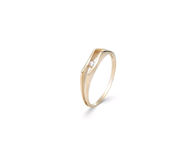 Złoty pierścionek z białą cyrkonią umieszczoną pomiędzy dwiema szynami, nowoczesny