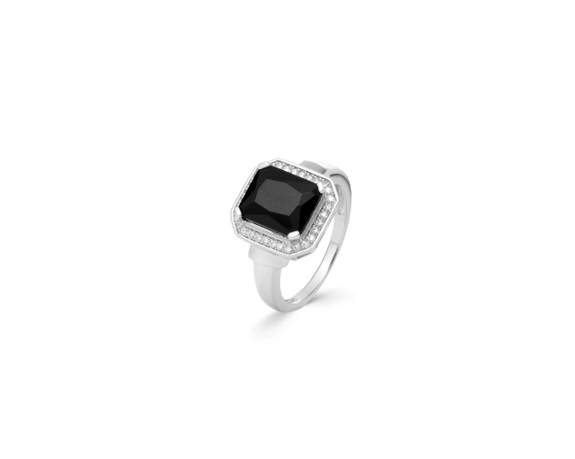 Srebrny pierścionek z czarnym kwadratowym oczkiem z kamienia w czterech łapkach otoczonego białymi małymi cyrkoniami