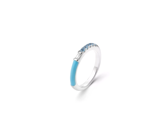Pierścionek srebrny z prostokątną białą cyrkonią i obrączką zdobioną błękitną emalią i okrągłymi błękitnymi cyrkoniami