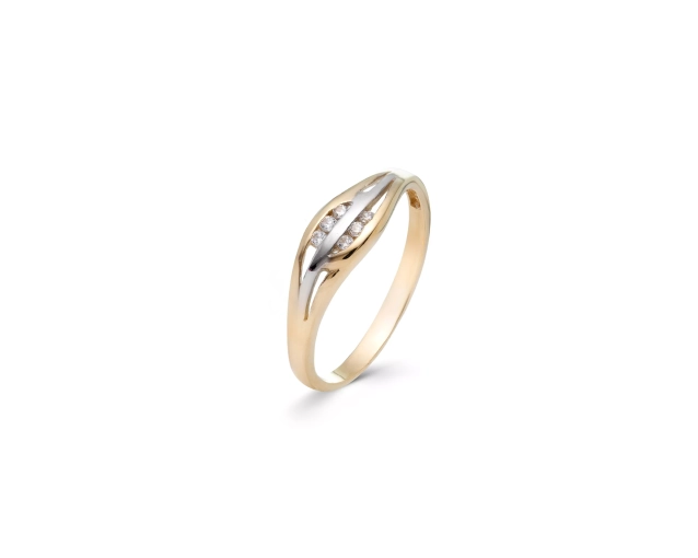Złoty pierścionek dwukolorowy z szerokim wzorem z wycięciami ozdobionymi białymi cyrkoniami w luźnej oprawie
