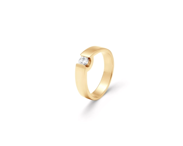 Złoty pierścionek o płaskim profilu z brylantem w oprawie w kształcie litery U