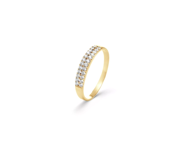 Złoty pierścionek z białymi cyrkoniami wzdłuż obrączki w dwóch rzędach