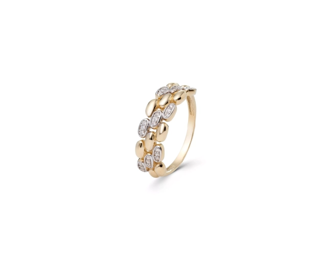 Złoty pierścionek ze skośnym wzorem segmentowym, częściowo wysadzany białymi cyrkoniami w oprawie pave
