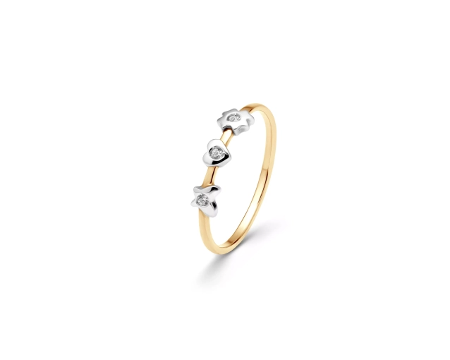 Delikatny pierścionek złoty z motylkiem, koniczynką i serduszkiem, zdobiony cyrkoniami