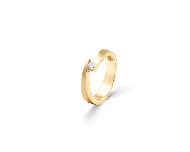 Złoty pierścionek o kanciastych kształtach i otwartych ramionach z małym brylantowym oczkiem