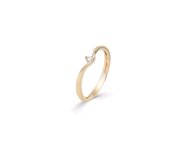 Złoty cienki pierścionek w kształcie fali z małą białą cyrkonią w zagłębieniu