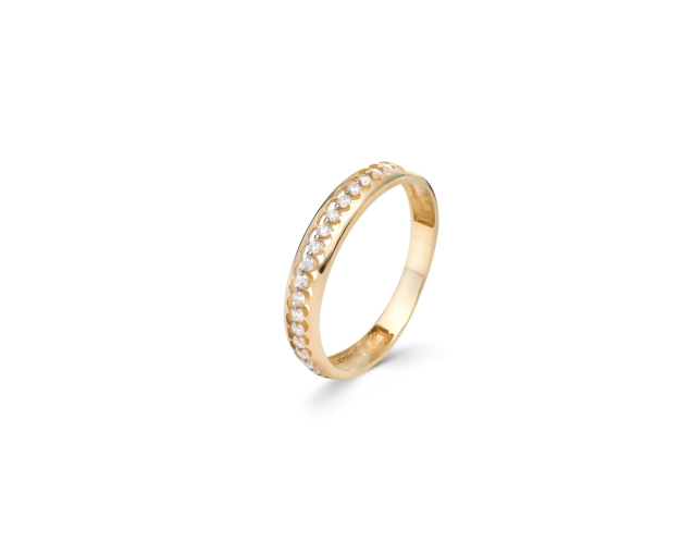 Złoty pierścionek z ażurowymi wycięciami w koła zdobionymi białymi cyrkoniami