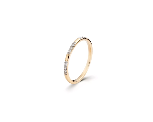 Złoty pierścionek cienki wysadzany białymi brylantami wzdłuż obrączki
