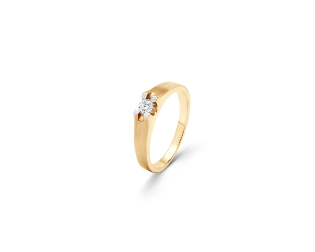 Złoty pierścionek o surowych kształtach z brylantem umieszczonym głęboko w wysokiej oprawie