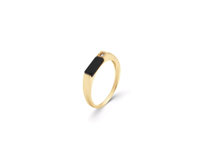Srebrny pierścionek pozłacany z cyrkonią w kształcie wąskiego sygnetu z czarnym gładkim kamieniem i białą okrągłą cyrkonią w micro pave