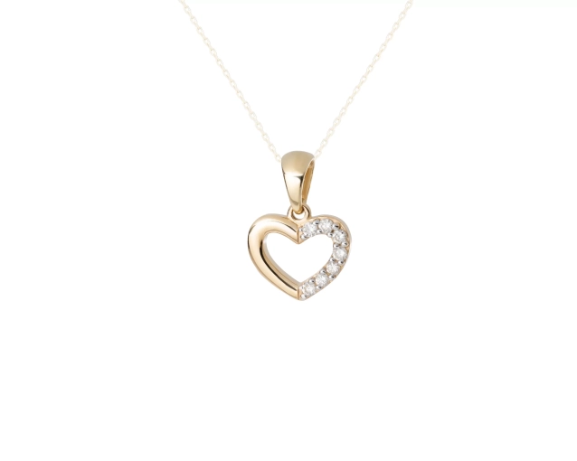 Mała złota zawieszka w kształcie serca ozdobiona w połowie białymi brylantami