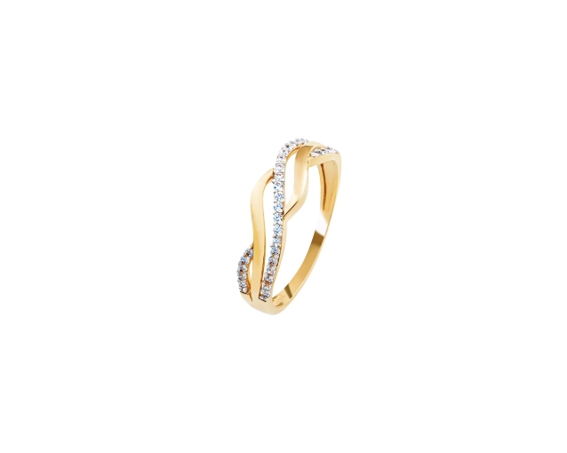 Złoty pierścionek z szerokim wzorem z białymi cyrkoniami