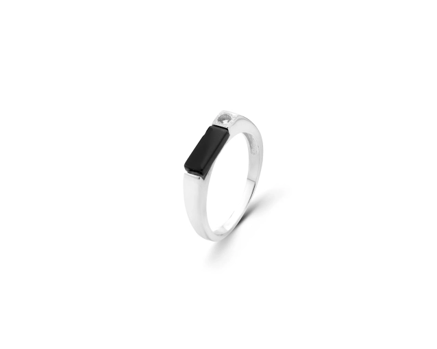 Srebrny pierścionek wąski sygnet z czarnym płaskim kamieniem gładkim i okrągłą białą cyrkonią wpuszczoną w srebro micro pave