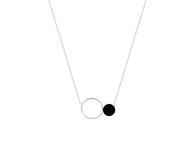Naszyjnik srebrny ankier z zawieszką w kształcie obręczy połączonej z czarną ozdobą z kamienia