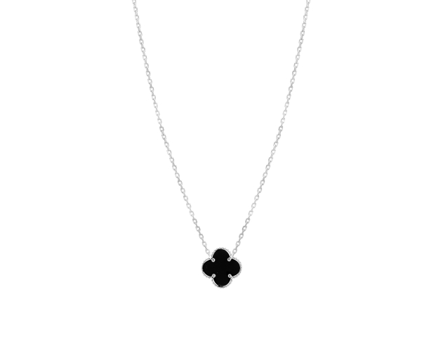 Naszyjnik srebrny z wisiorkiem z motywem kwiatu o czterech płatkach z czarną emalią wewnątrz