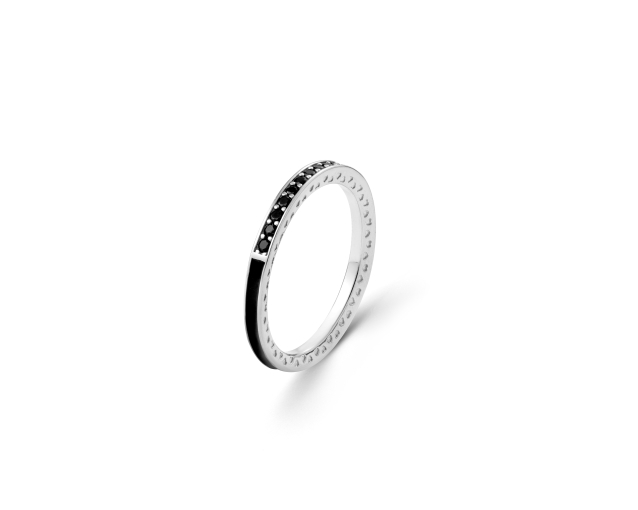 Pierścionek srebrny cienka obrączka w połowie wysadzana czarnymi cyrkoniami, a w połowie ozdobiona czarną emalią