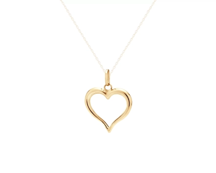 Zawieszka złota serce na gładkiej powierzchni