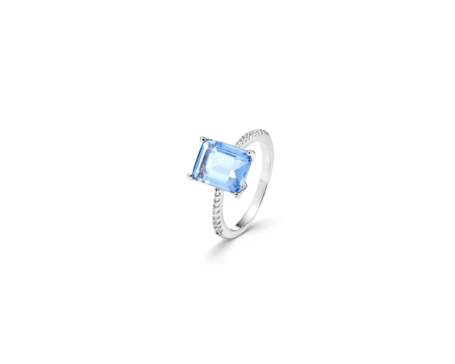 Pierścionek srebrny z prostokątną niebieską cyrkonią
