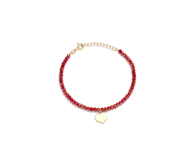 Pozłacana bransoletka z czerwonymi koralikami i delikatnym sercem