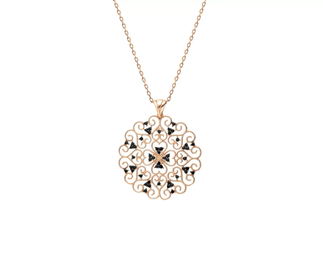 Srebrny naszyjnik w różowym kolorze z mandalą i ornamentami zdobionymi czarnymi cyrkoniami