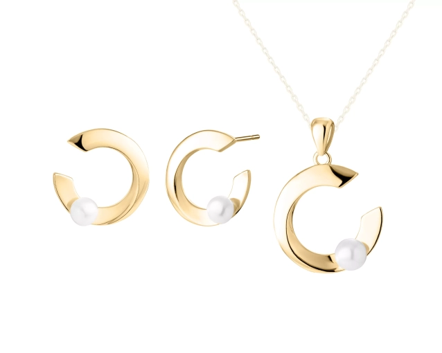 Komplet srebrny pozłacany z kolczykami i zawieszką w kształcie litery C ozdobionej u dołu małą białą perłą