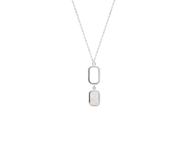 Naszyjnik srebrny z masą perłową wiszący na łańcuszku