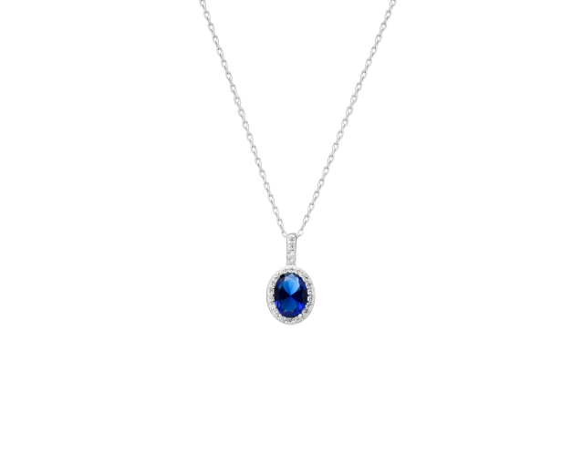 Naszyjnik srebrny z granatową owalną cyrkonią otoczoną drobnymi białymi cyrkoniami w ażurowej oprawie