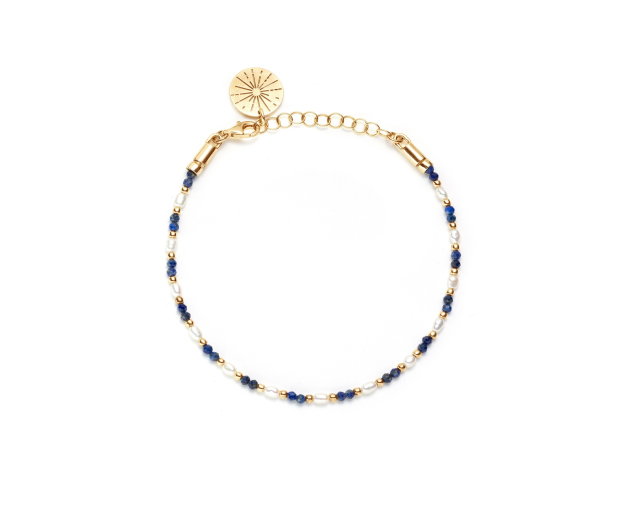 Bransoletka srebrna pozłacana z koralikami z granatowego kamienia naturalnego, pozłacanego srebra i szarych pereł oraz z zawieszką na łańcuszku