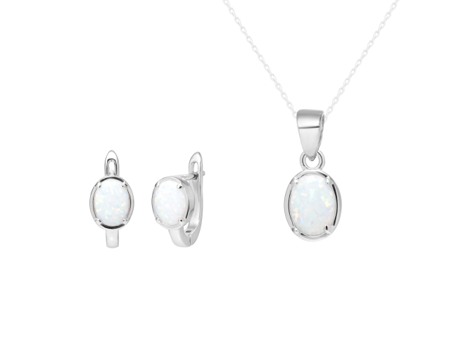 Komplet srebrny kolczyki na sztyft z zatrzaskiem i zawieszka z owalnym opalem oprawionym w łapki